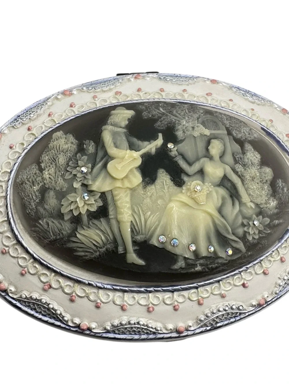 Vintage-Inspired Oval Trinket Music Jewelry Box with Cameo Scene - Cream & Black